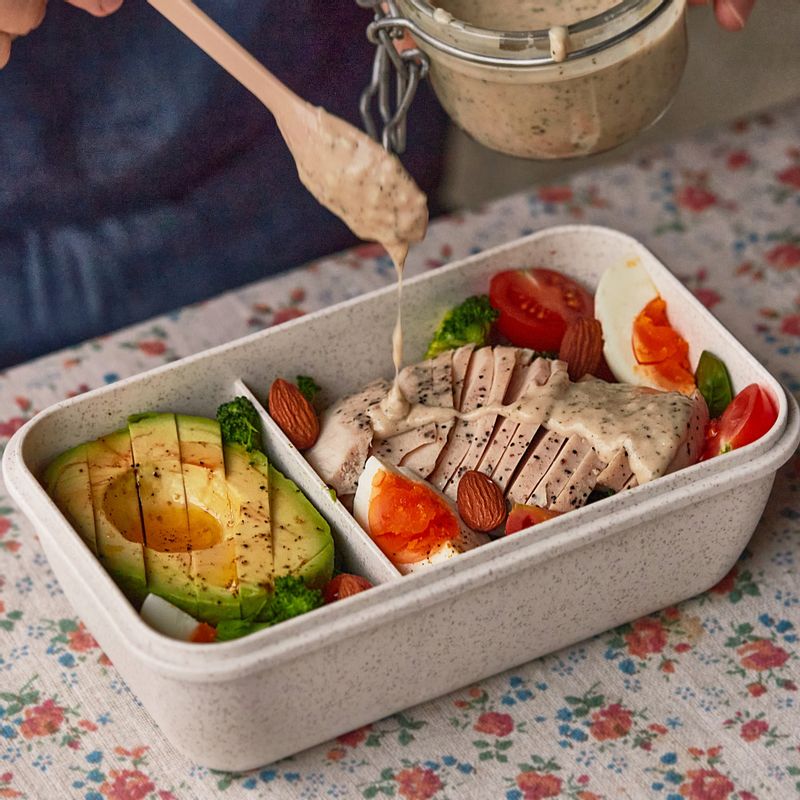 샐러드에 시저 드레싱을 곁들여 맛있게 즐겨주세요.