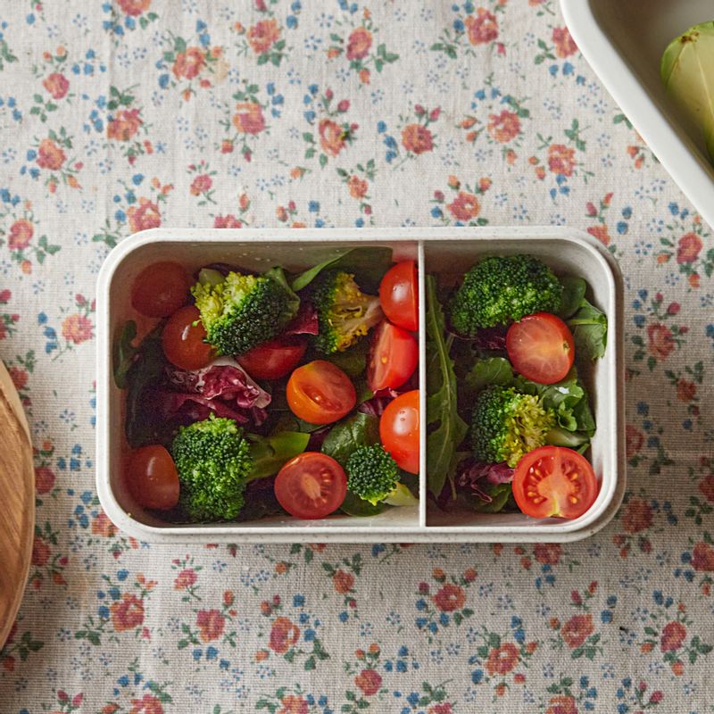 도시락에 잎채소와 닭가슴살, 아보카도, 삶은 달걀, 야채, 견과류를 올려주세요.