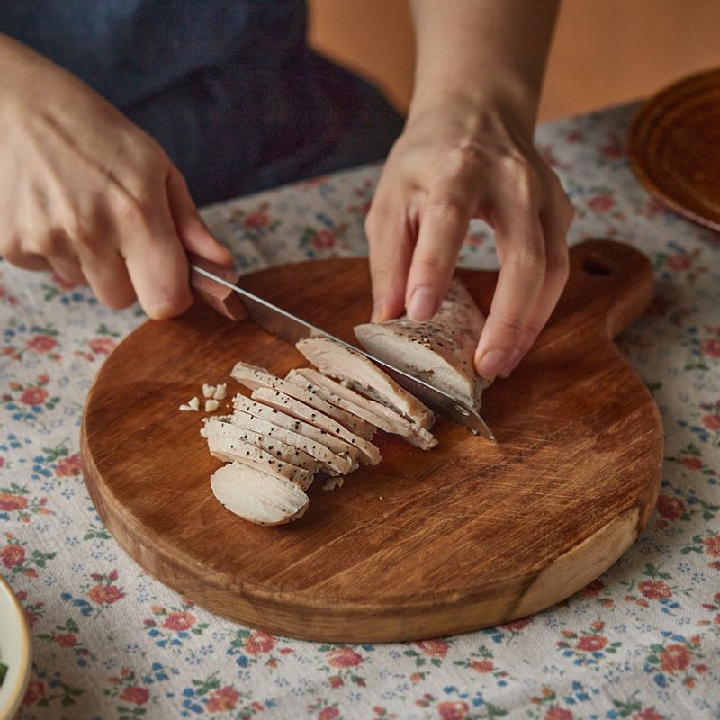 닭가슴살은 먹기 좋게 썰어주세요.