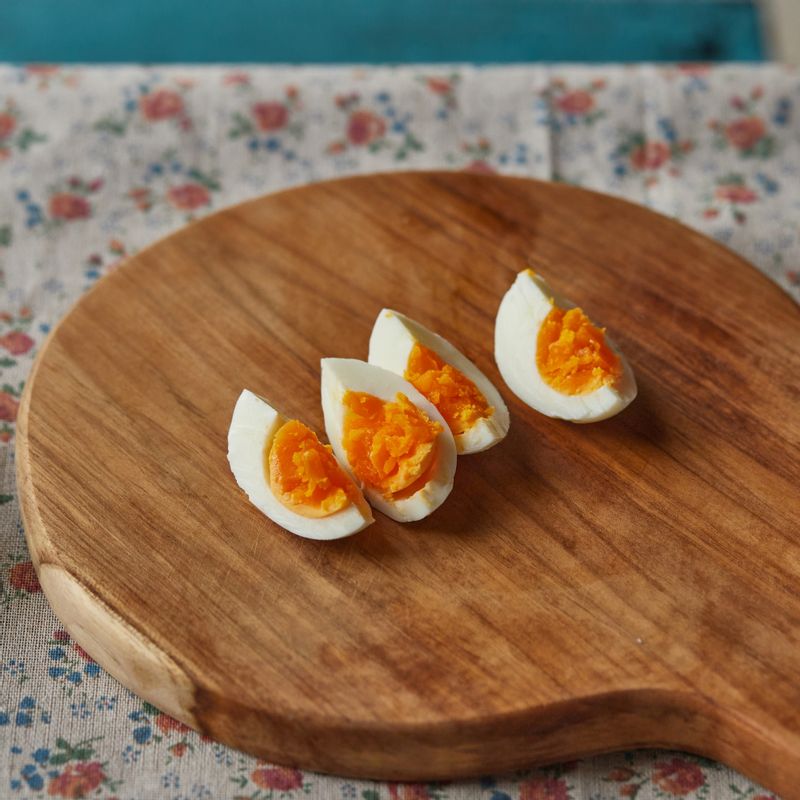 냄비에 달걀과 달걀이 잠길 만큼의 물을 넣은 후 약간의 소금, 식초를 넣고 반숙으로 10분 정도 삶아주세요. 삶은 달걀은 찬물에 담갔다가 껍질을 벗겨 주세요. 삶은 달걀은 4등분으로 잘라주세요.