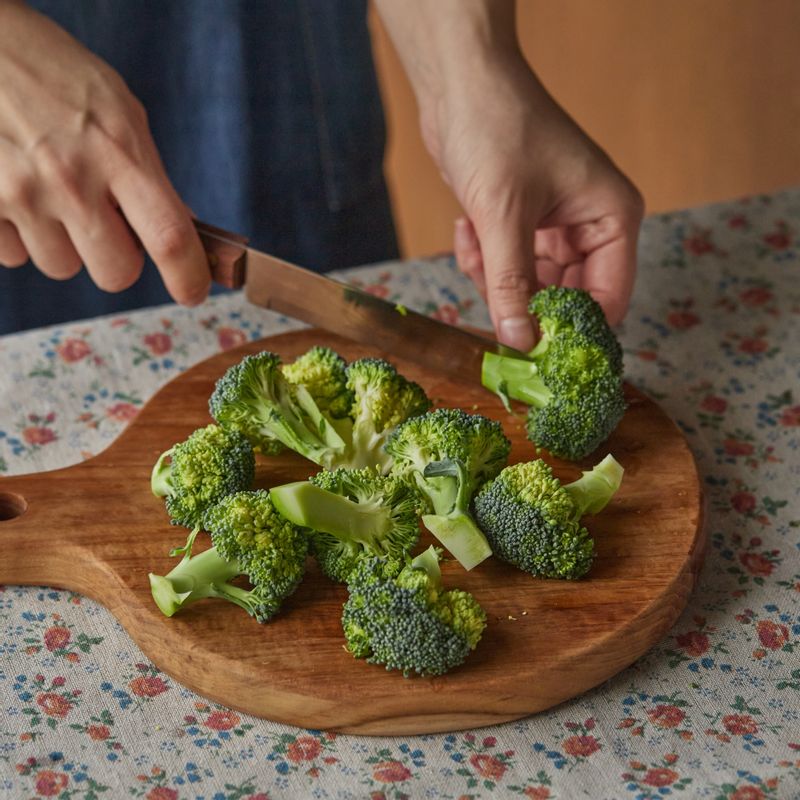 브로콜리는 줄기에서 한 송이씩 떼고, 크기가 큰 것은 반으로 나눠주세요. 소금을 약간 넣어 끓는 물에 20초 정도 살짝 데친 후 채반에 식혀주세요.