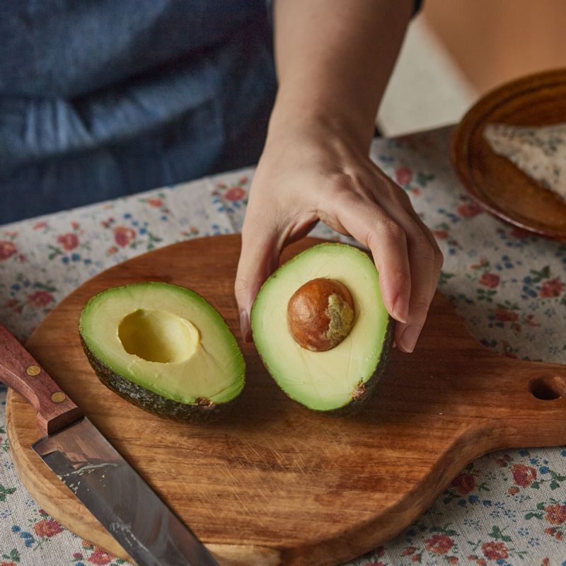아보카도는 반으로 가른 후 씨를 빼고 껍질을 벗겨 한입 크기로 잘라주세요. 방울토마토는 반으로 잘라주세요.