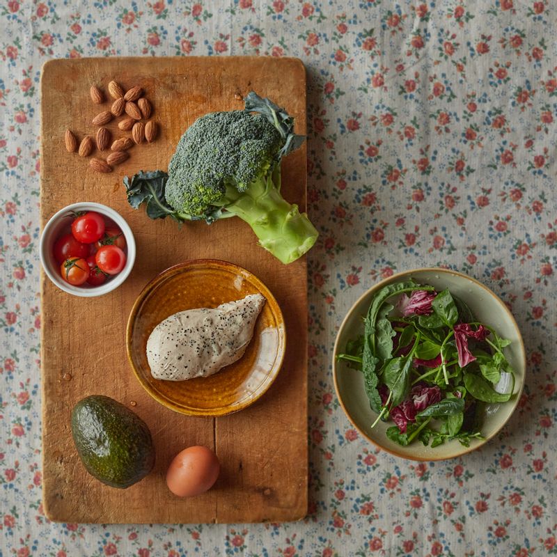 키토 닭가슴살 샐러드을 위한 재료 이미지로 페퍼 닭가슴살,아보카도,달걀,브로콜리,방울토마토 등으로 구성 되어있습니다.