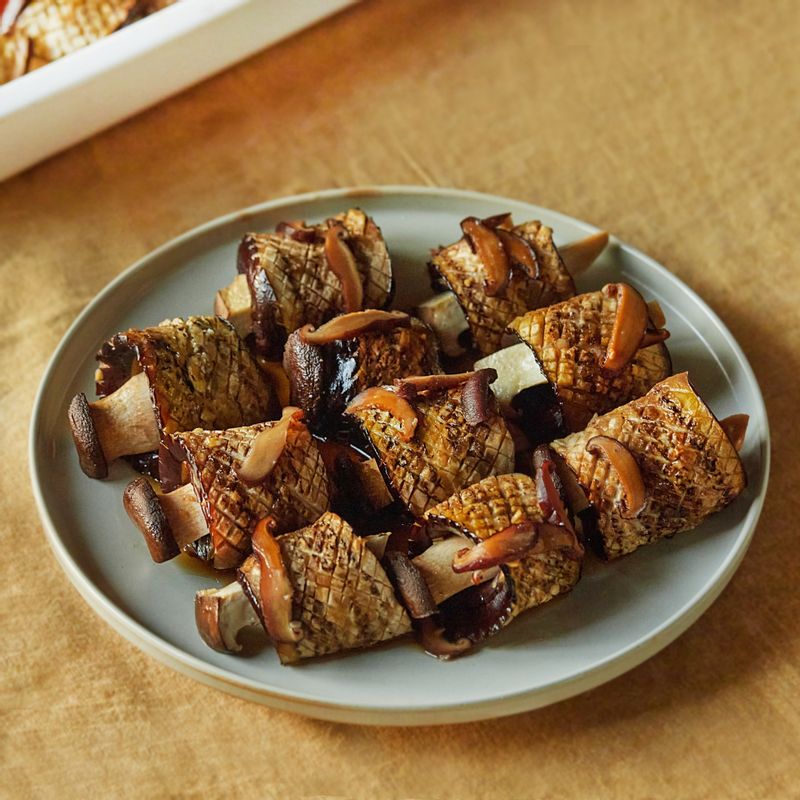 완성된 가지 갈비를 그릇에 담아 쪽파와 통깨를 뿌린 후 맛있게 즐겨주세요.