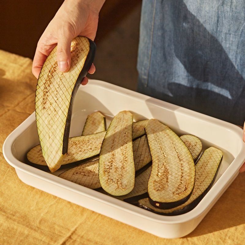 가지를 전자레인지에 넣고 3분간 돌려주세요.