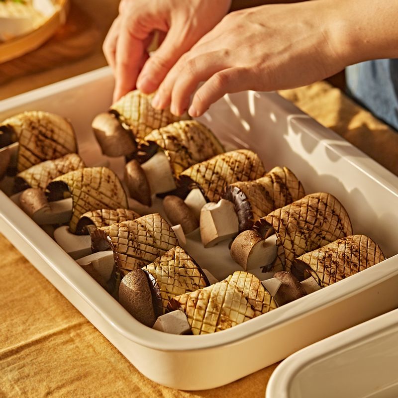 내열 용기에 차곡차곡 담고 양념을 부어 30분간 절여주세요.
(tip. 양념이 잘 배도록 중간에 양념을 따라내고 윗면에 끼얹어 주세요)