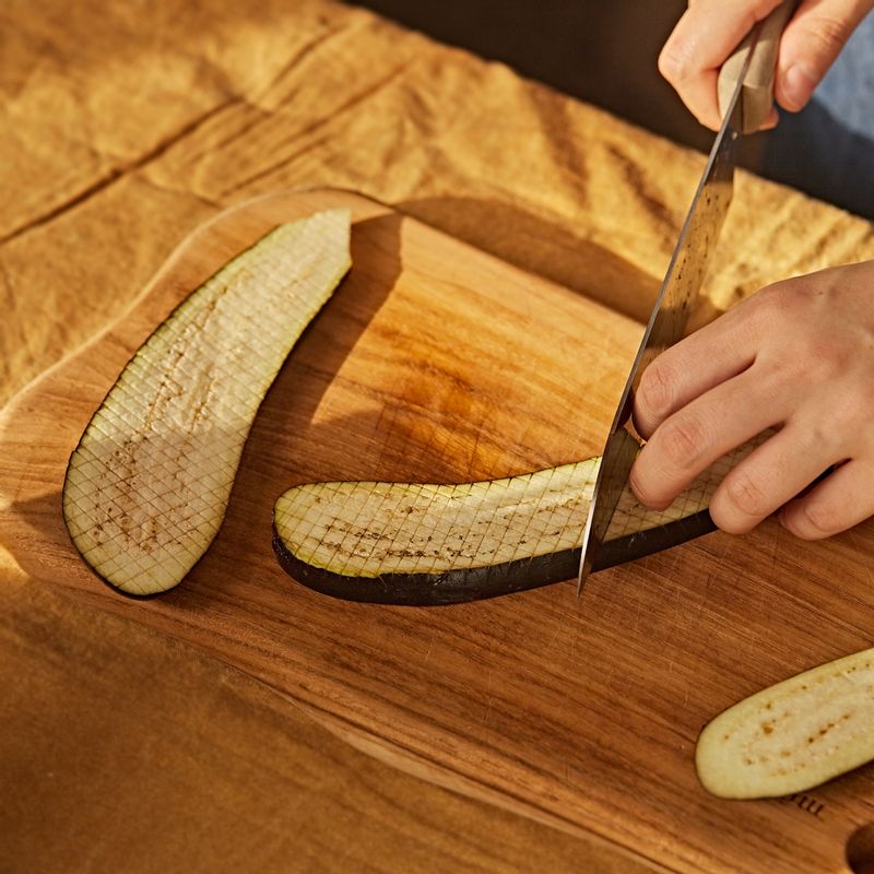 가지는 도톰하게 슬라이스한 후 한쪽 면에 격자로 칼집을 넣어주세요. 새송이버섯은 세로로 4등분 해주세요.