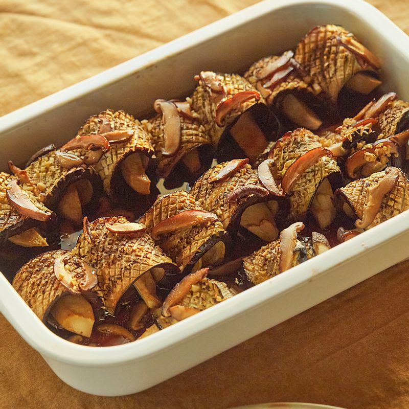 가지에 포도 씨 오일을 뿌리고 200도로 예열한 오븐에서 40분간 구워주세요.
(tip. 오븐마다 성능이 다를 수 있으니 시간을 조절해 주세요)