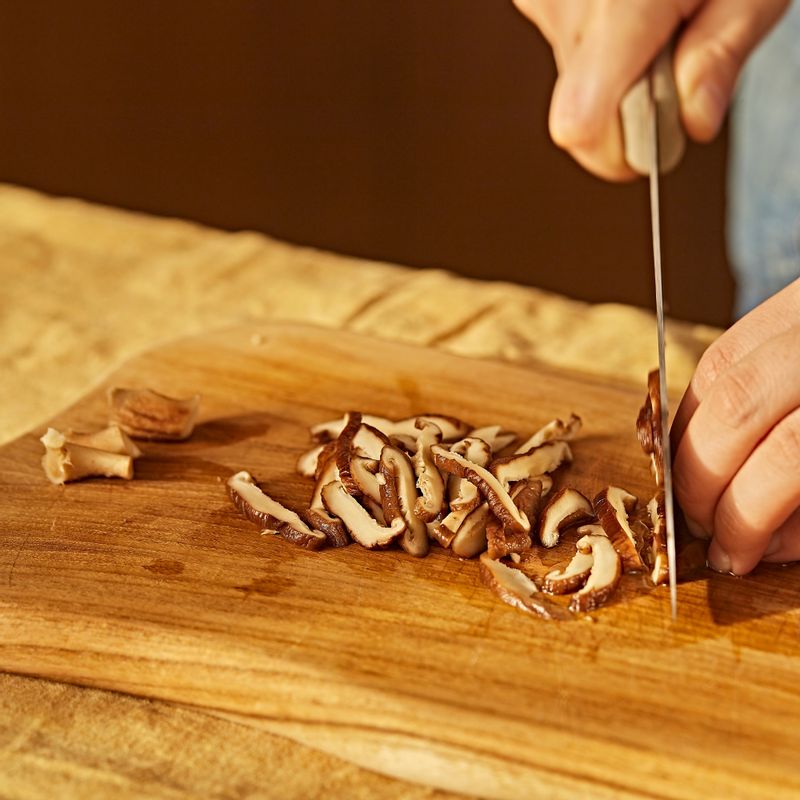 불린 표고는 잘게 썰어주세요. 쪽파는 송송 썰어주세요. 볼에 양념 재료와 잘게 썬 표고를 넣고 섞어주세요.
(tip. 표고버섯 4~5개에 물 2컵을 넣고 하루 정도 불려 준비해주세요)