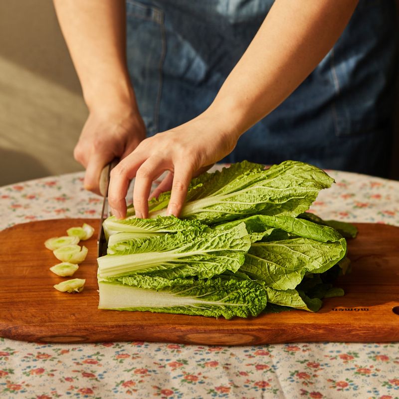 얼갈이배추는 밑둥을 자른 후 물에 씻고 끓는 물에 약간의 소금을 넣고 얼갈이배추의 흰부분부터 넣어 1~2분간 데친 후 찬물에 헹궈 물기를 살짝 제거해주세요.