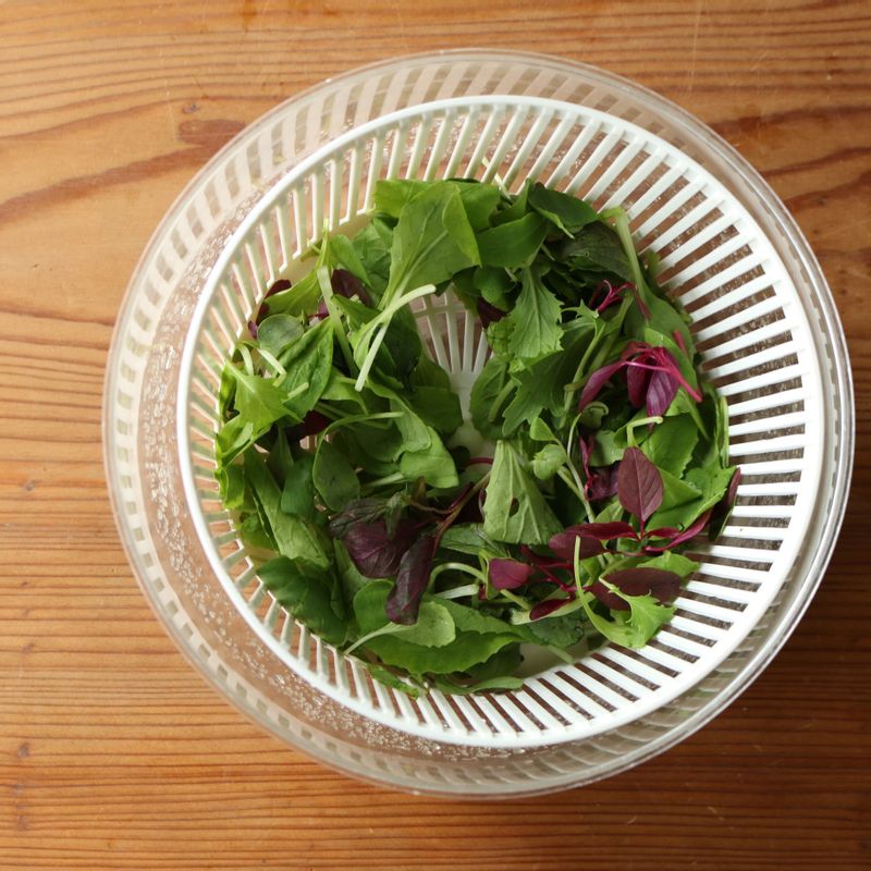 체리토마토는 길게 4등분합니다. 어린잎채소는 찬물에 담갔다가 헹구고 물기를 제거해주세요.