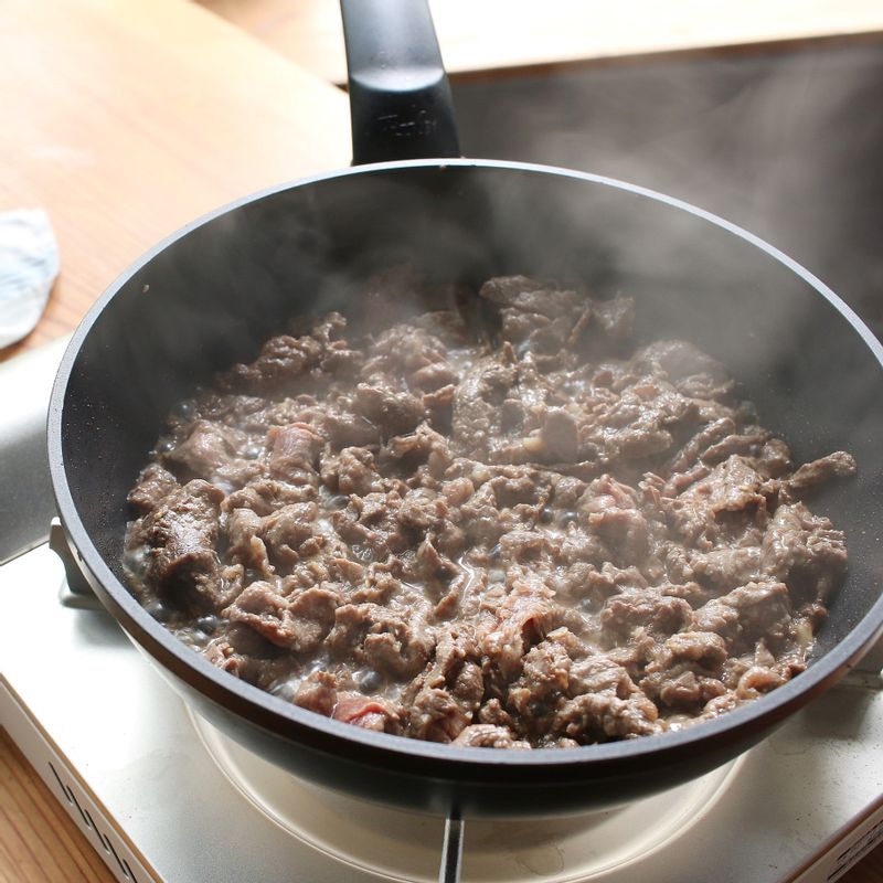 쇠고기에 불고기 양념 재료를 골고루 버무린 후 달군 팬에 넣고 익을 때까지 볶아주세요.