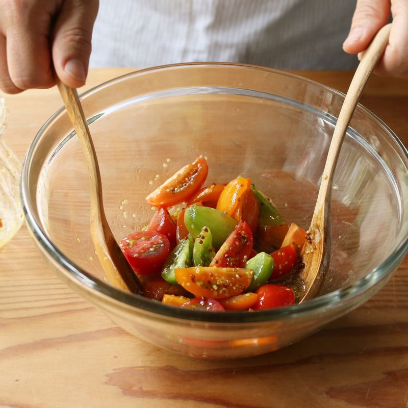 드레싱 재료를 잘 섞어 체리토마토에 버무려주세요.