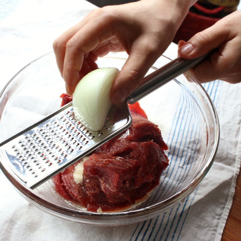 쇠고기는 5cm 길이로 자른 후 강판에 간 양파, 설탕, 올리고당에 10분간 재워 밑간을 해두세요.