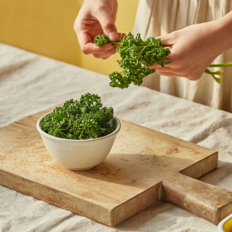 파슬리는 깨끗이 씻은 후 잎과 줄기를 분리하고 레몬은 껍질을 벗기고 반으로 잘라 씨를 제거해주세요.