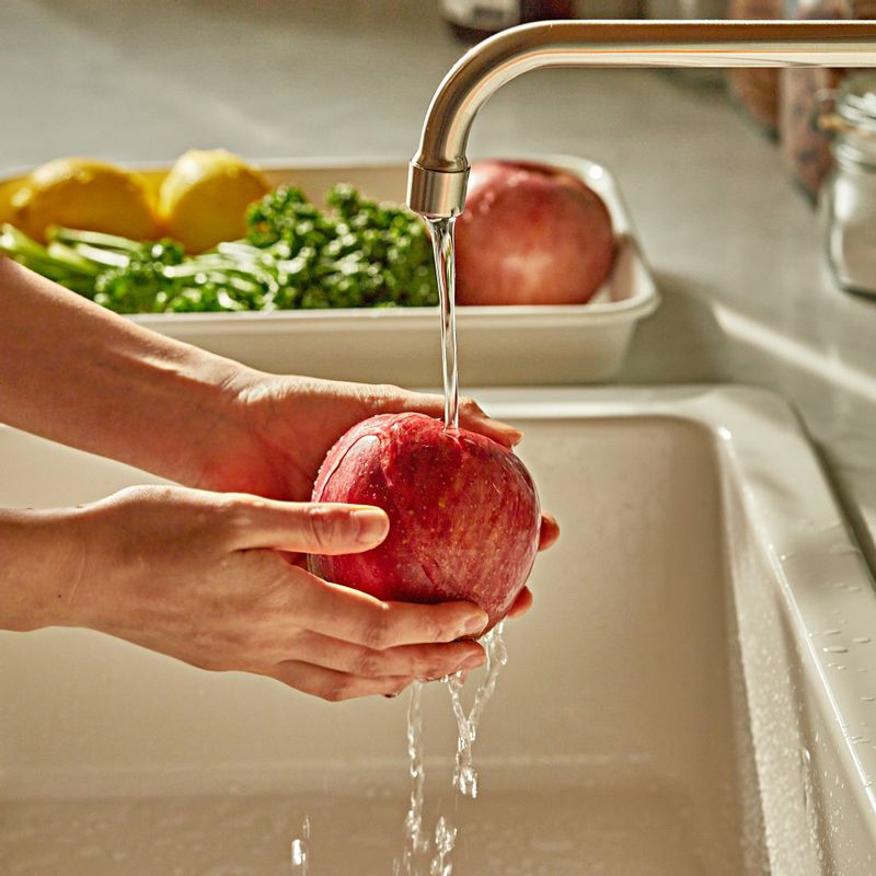 사과는 껍질 째 깨끗이 씻고 씨를 제거해주세요.
(tip. 씨 부분은 계랑스푼이나 작은 숟가락으로 동그랗게 파내면 쉽게 제거할 수 있어요)