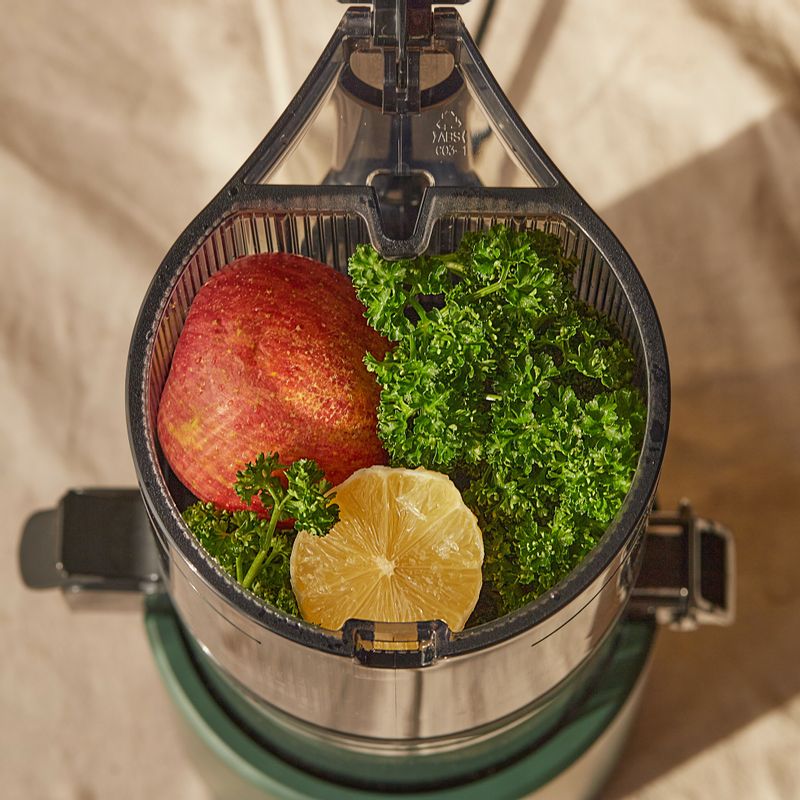 휴롬 착즙기에 사과, 레몬, 파슬리 순으로 넣고 착즙해주세요. 건강하게 즐겨주세요.