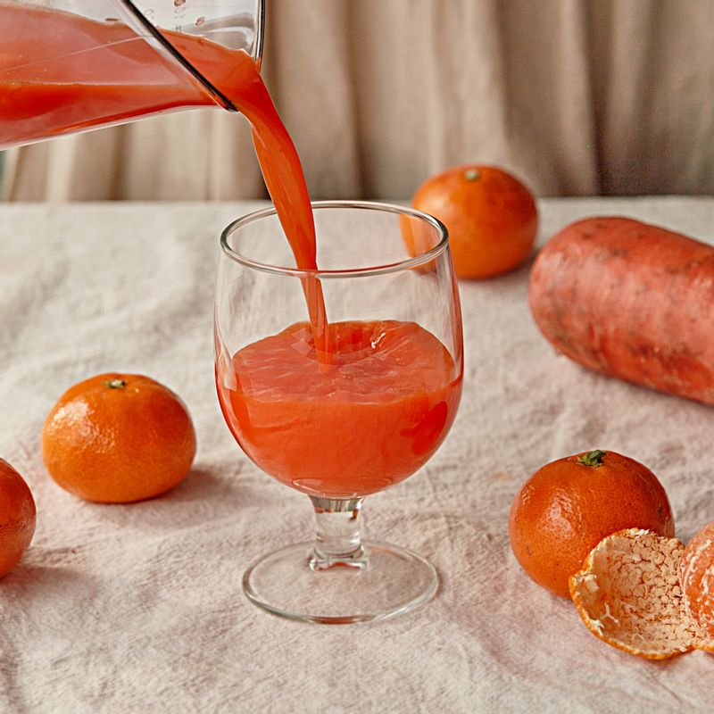 컵에 당근 귤 주스를 붓고 맛있게 즐겨주세요.