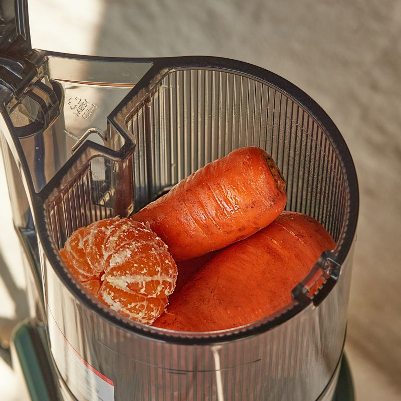 휴롬 착즙기에 귤과 당근 순서로 넣고 착즙해주세요.