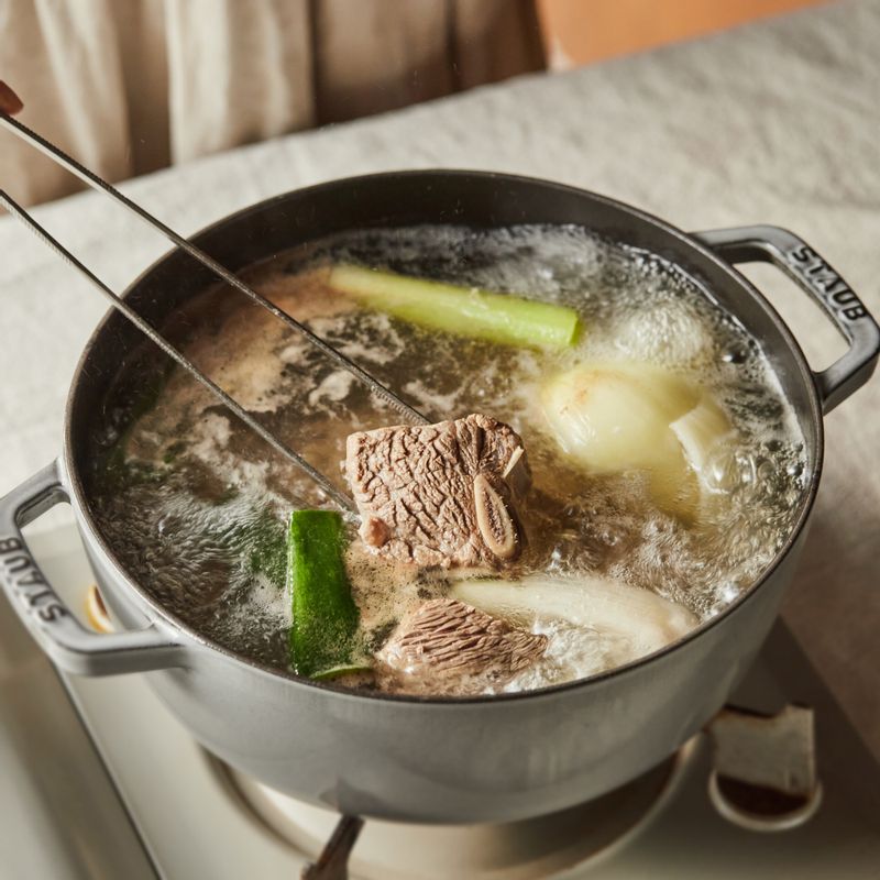 냄비에 육수 재료를 넣고 물이 끓으면 손질한 갈비를 넣어 1시간 이상 갈비가 부드럽게 익을 때까지 끓여주세요. 삶은 갈비는 건져내고 갈비 양념에 재워주세요. 국물은 체에 걸러 육수를 준비해주세요.