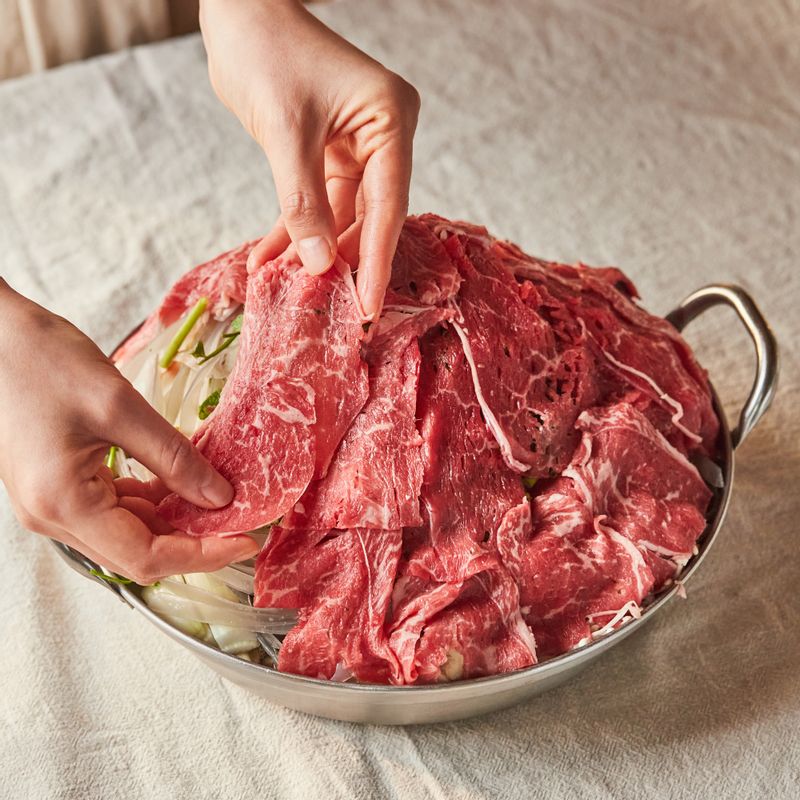 채소 위에 쇠고기를 수북하게 담은 후 한소끔 끓여 쇠고기와 야채가 익으면 맛있게 즐겨주세요.
(tip 부족한 간은 소금을 가감해서 조절하고 기호에 따라 고추냉이 간장을 곁들여 드셔도 맛있답니다.)