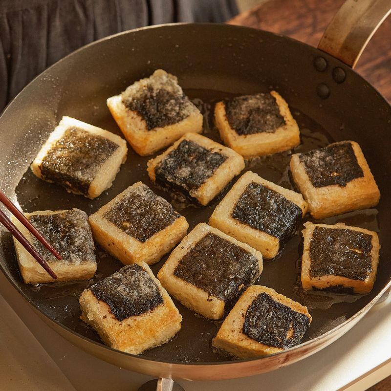 달군 팬에 오일을 두른 후 두부를 올려 약한 불에서 노릇하게 구워주세요.