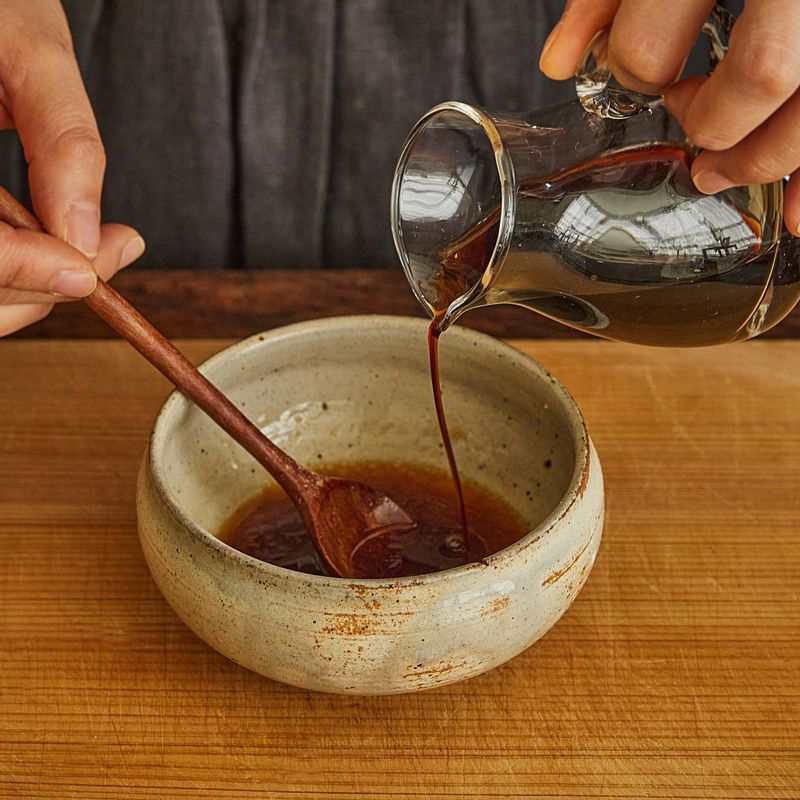 볼에 소스 재료를  넣어 섞어주세요.