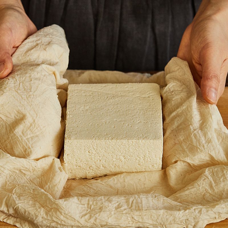 두부는 키친타월로 물기를 제거해주세요. 1cm 두께로 잘라주세요.
(대략 6등분 해주시면 돼요.)