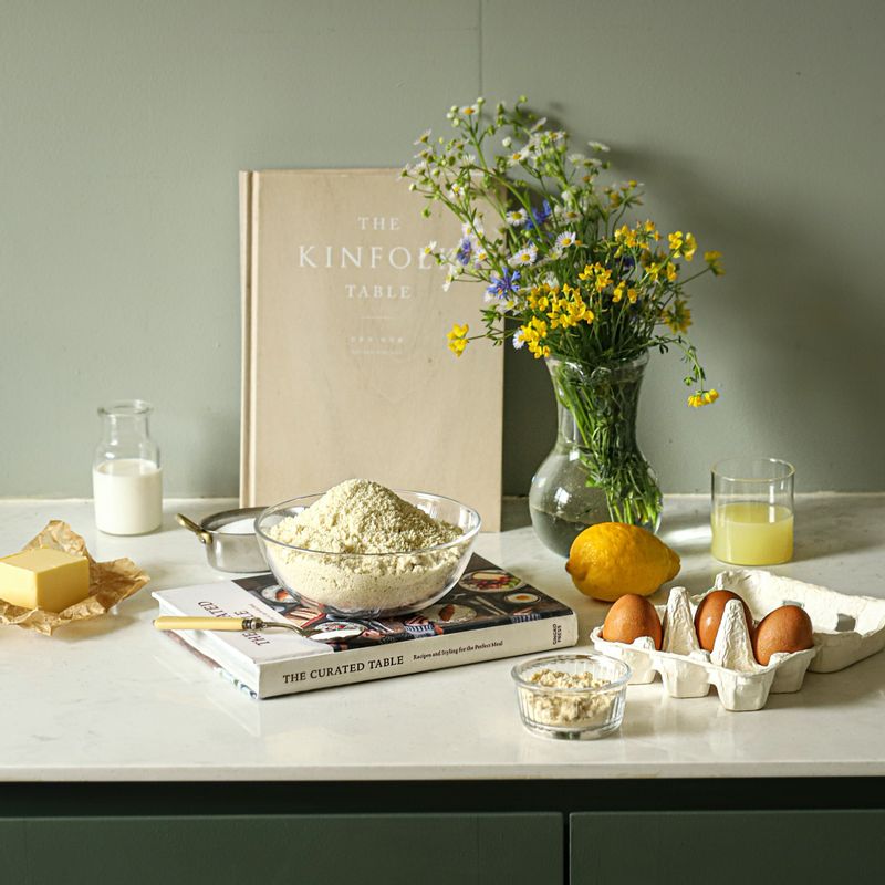 키토 레몬 파운드 케이크을 위한 재료 이미지로 에리스리톨 (알룰로스 가루, 라칸토로 대체 가능),,우유,무염 버터,달걀,레몬즙 등으로 구성 되어있습니다.