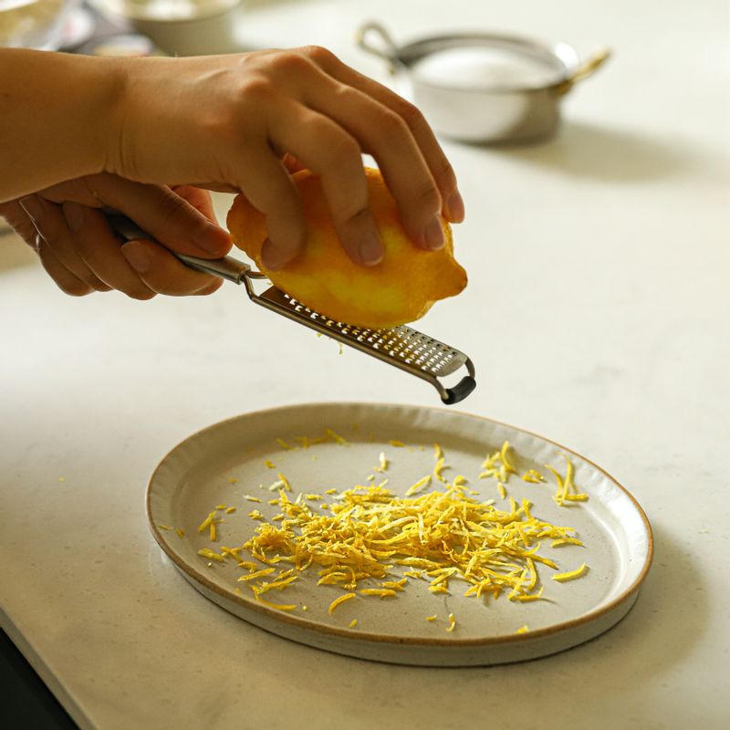 깨끗이 씻은 레몬은 그라인더에 껍질을 갈아 레몬 제스트를 낸 후 즙을 내어주세요.