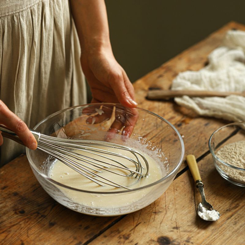 두유와 포도씨 오일을 섞은 후 식초와 황설탕을 넣고 설탕이 녹을 때까지 섞어주세요.