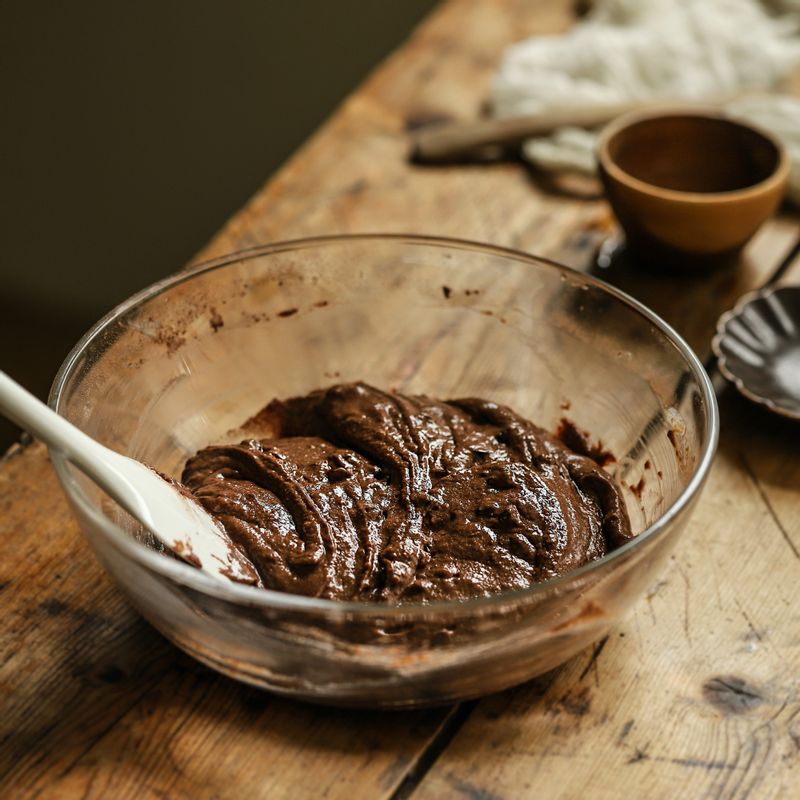 통밀가루, 현미가루, 카카오가루, 베이킹파우더를 체에 내려 넣고 섞어주세요. 초코칩을 넣어 섞어주세요.