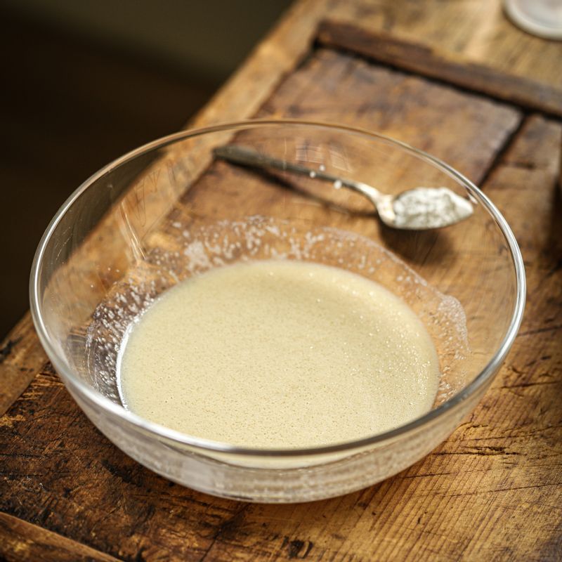 볼에 두유, 포도씨 오일, 황설탕을 넣고 설탕이 녹을 때까지 골고루 섞어주세요.