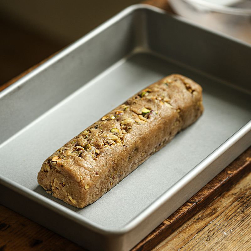 오븐 팬에 반죽을 올리고 20cm 정도 길이로 길게 빚어주세요.