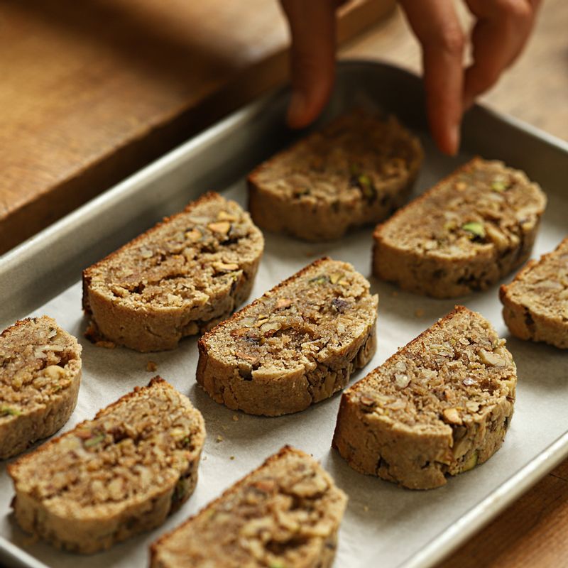 오븐 팬에 올린 후 160도 오븐에서 15~20분간 더 구워주세요.