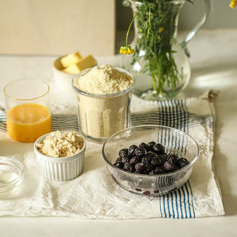 키토 블루베리 크럼블 머핀을 위한 재료 이미지로 냉동 블루베리,냉동 블루베리 (장식용),녹인 무염 버터,코코넛 오일 (식물성 오일로 대체 가능),달걀 등으로 구성 되어있습니다.