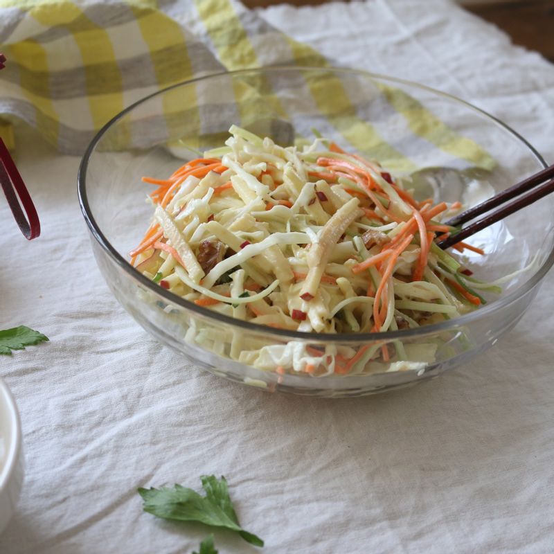 볼에 드레싱 재료와 손질한 재료, 잘게 부순 호두를 넣고 함께 버무려주세요.