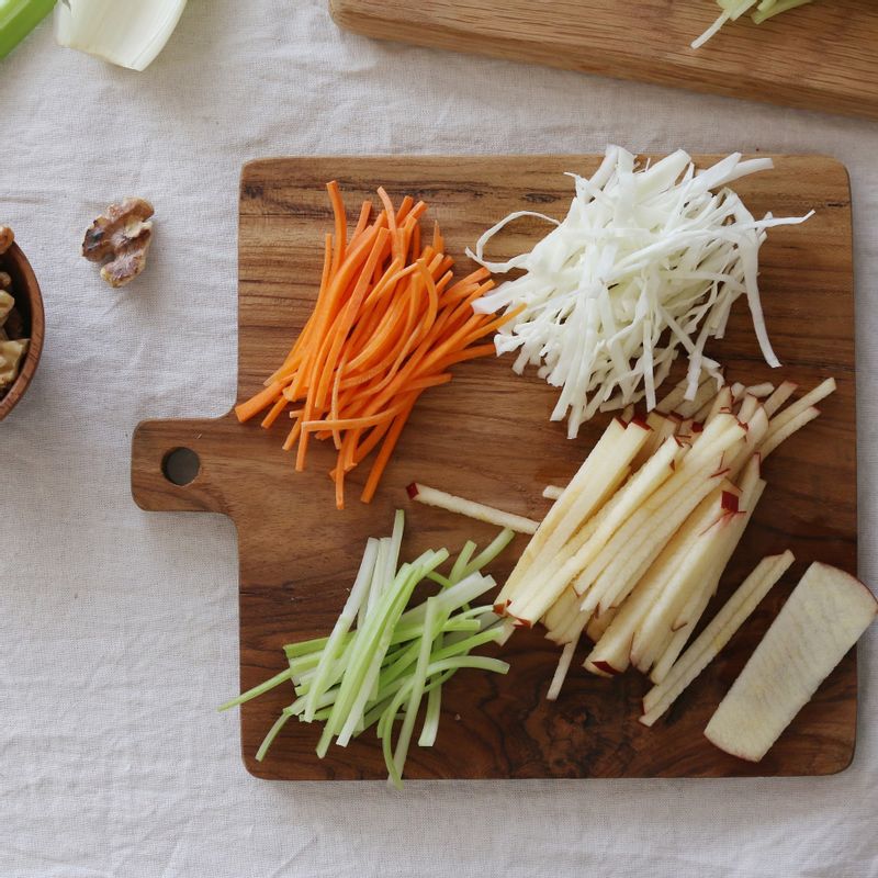 사과는 씨 부분을 제거하고 셀러리는 잎을 떼어냅니다. 당근은 껍질을 벗기고 양배추는 심을 제거해주세요. 손질한 재료를 모두 얇게 채 썰어주세요.
(셀러리는 줄기에 세로로 있는 섬유질을 필러나 칼로 제거해야 질기지 않아요.)