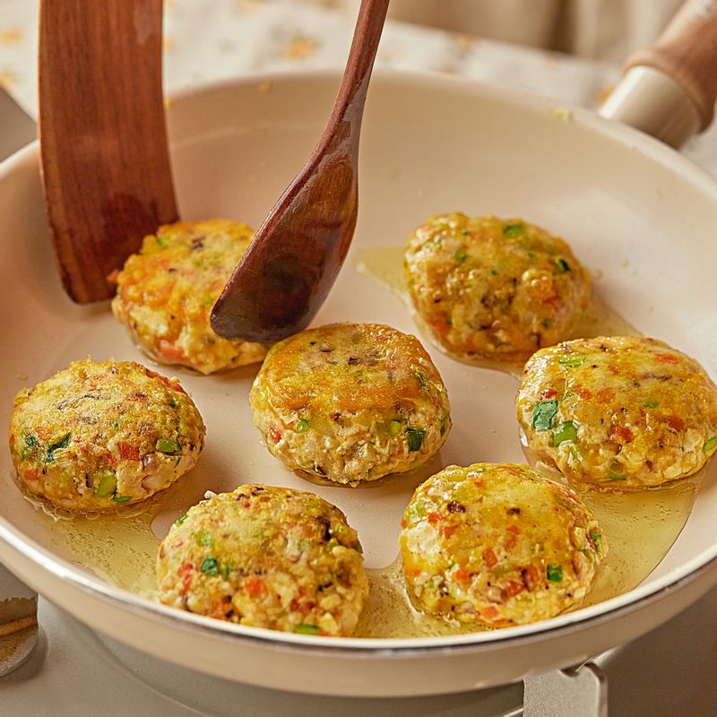 달군 팬에 기름을 넉넉히 두르고 두부 동그랑땡을 올린 후 중간불에서 앞 뒤로 노릇하게 부쳐주세요.
(tip.전의 밑면을 충분히 익히고 한번만 뒤집어 주어야 기름도 많이 흡수하지 않으면서, 전의 색감도 더 노랗고 예쁘게 나오게 돼요.)