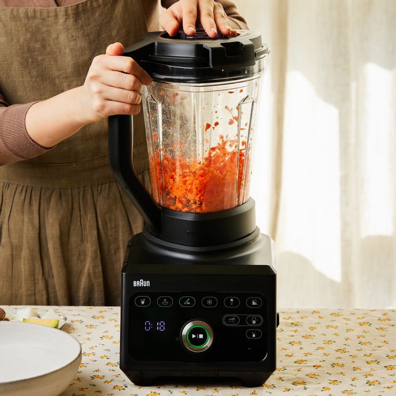 양파와 당근, 표고버섯, 애호박은 블렌더에 넣은 후 잘게 다지고, 두부는 칼등으로 으깬 후 면포에 감싸 물기를 짜주세요.
(tip. 야채는 잘게 다져야 뭉칠 때 쉽게 뭉칠 수 있어요)