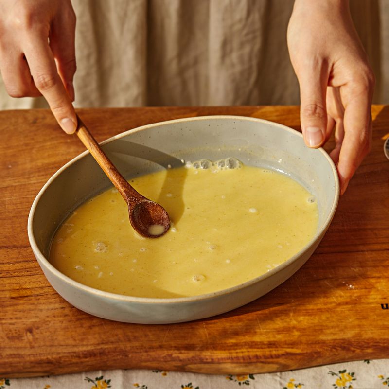 볼에 부침 재료를 넣고 섞어 강황물을 만들어주세요.