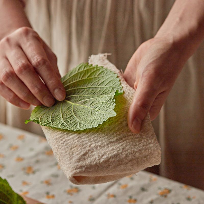 깻잎은 깨끗이 씻고 물기를 제거해주세요. 볼에 부침 재료를 넣고 섞어 강황물을 만들어주세요.