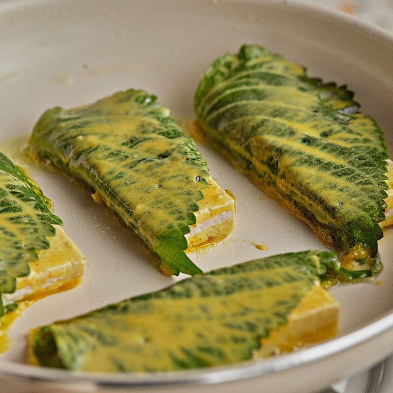 달군 팬에 기름을 넉넉히 두르고 깻잎 두부전을 올려 중간불에서 앞뒤로 노릇하게 구워주세요.
