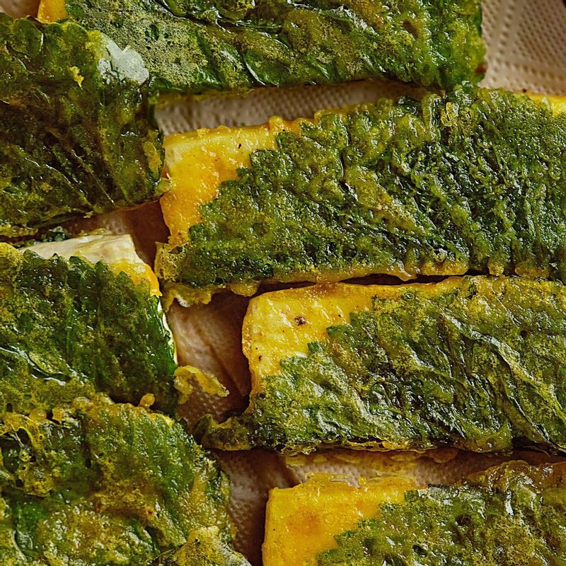 접시에 깻잎 두부전을 담고 초간장을 곁들여 맛있게 즐겨주세요.