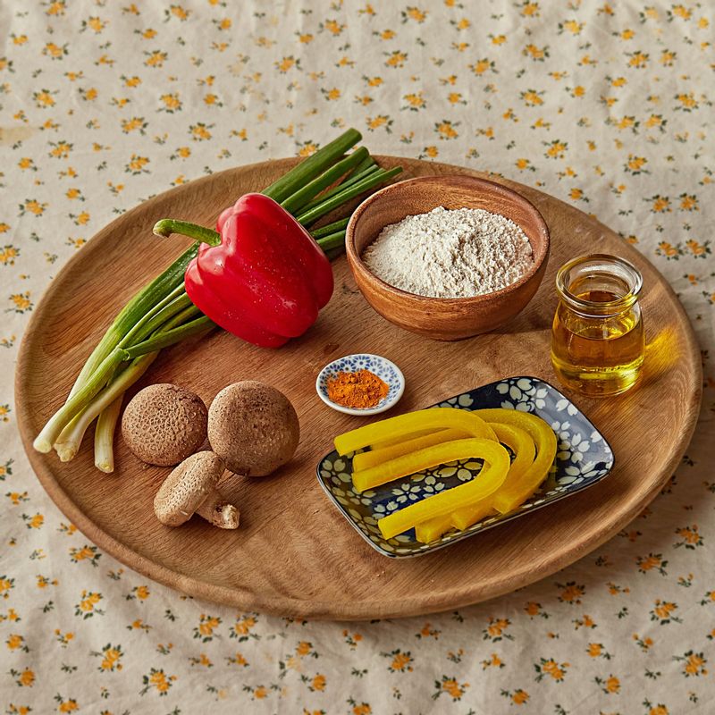 사색 꼬치전을 위한 재료 이미지로 단무지,빨간 파프리카,쪽파,표고 버섯,부침가루 등으로 구성 되어있습니다.