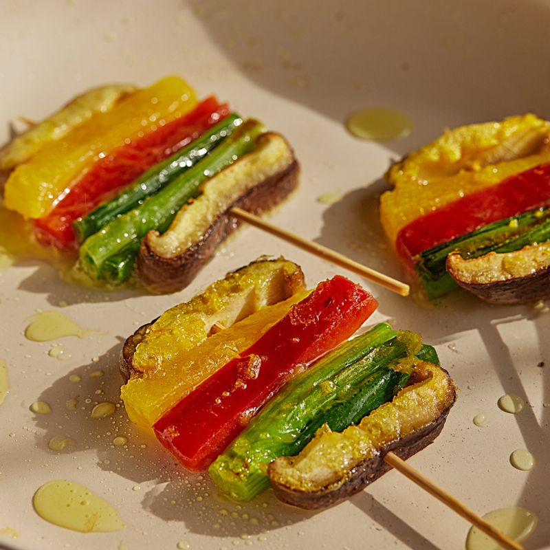 달군팬에 기름을 넉넉히 두르고, 사색 꼬치전을 올려 중간불에서 앞 뒤로 익혀 맛있게 즐겨주세요.