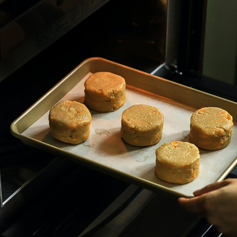 190도로 예열한 오븐에서 10분 180도에서 7~8분 정도 구워주세요.
(tip. 오븐에 따라 굽는 시간 및 온도가 다를 수 있으니 조절하여 만들어주세요)