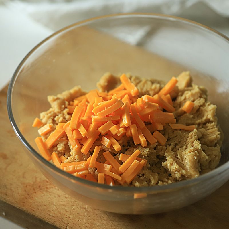 잘게 썬 체다치즈를 넣고 섞어 한 덩이로 뭉쳐주세요.