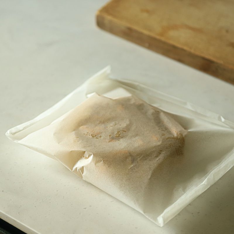 반죽을 종이 포일에 감싸 냉장고에서 30분간 휴지시켜주세요.