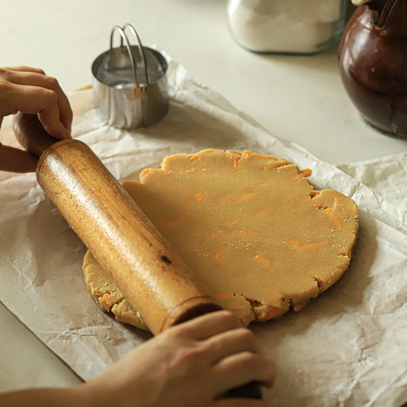 밀대로 가볍게 밀어준 후 동그란 틀로 찍어내 주세요.
(tip. 두께는 2cm 정도로 만들어주세요)
(tip. 틀이 없다면 원하는 모양으로 잘라 만드셔도 좋아요)